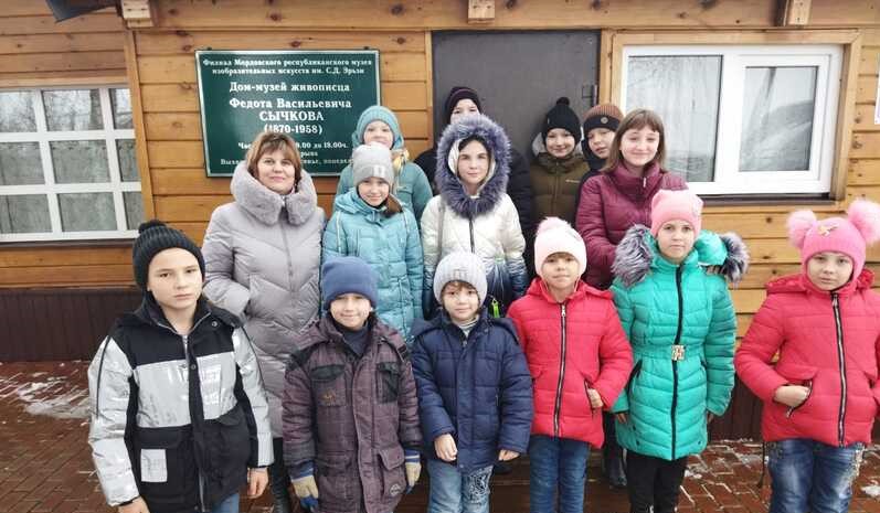 Экскурсия младших школьников в село Кочелаево - родину Ф.В. Сычкова.